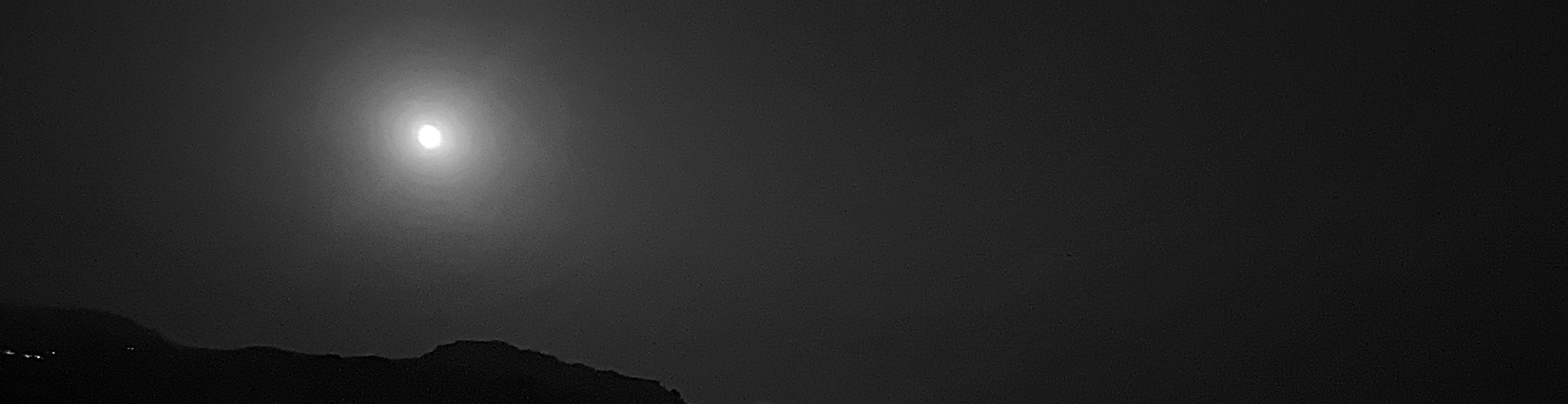 Mond vor Hügeln