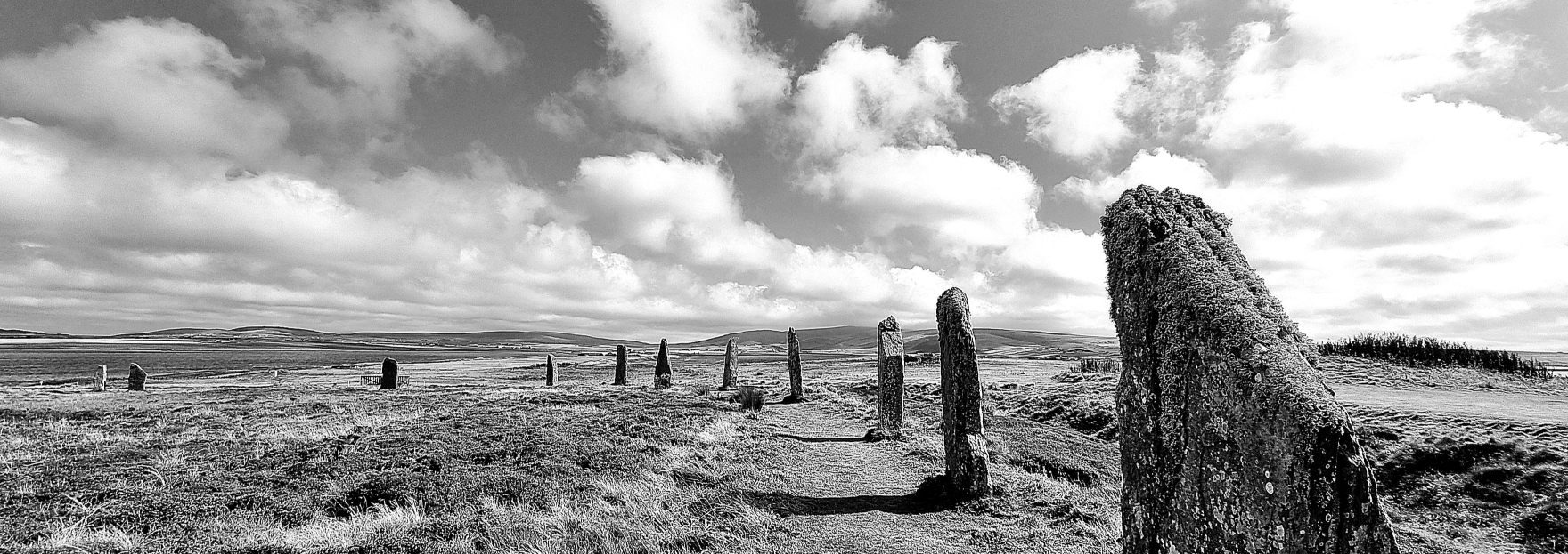 Der Steinkreis Ring of Brodgar auf Orkney Mainland