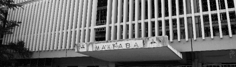 Gebäudefront mit dem Schild 'Maktaba'